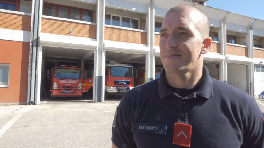 Nikola iz Čačka je pravi heroj: Naoružanog čoveka koji im je pretio izvlačio iz plamena, a sada je i nagrađen! (FOTO)