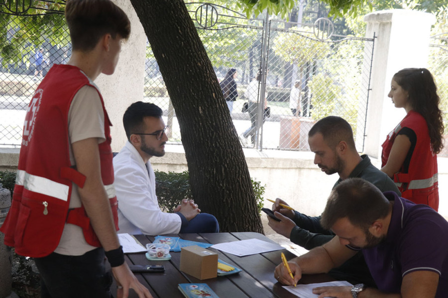 Počela akcija dobrovoljnog davanja krvi na više lokacija u Beogradu: SPC i Institut za transfuziju pozivaju građane na humanost (FOTO)