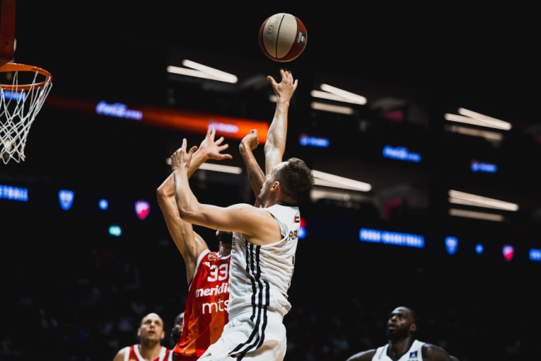 Fudbalske face se slikale sa Anđušićem: Velike zvezde gledaju AdmiralBet ABA ligu! (FOTO)