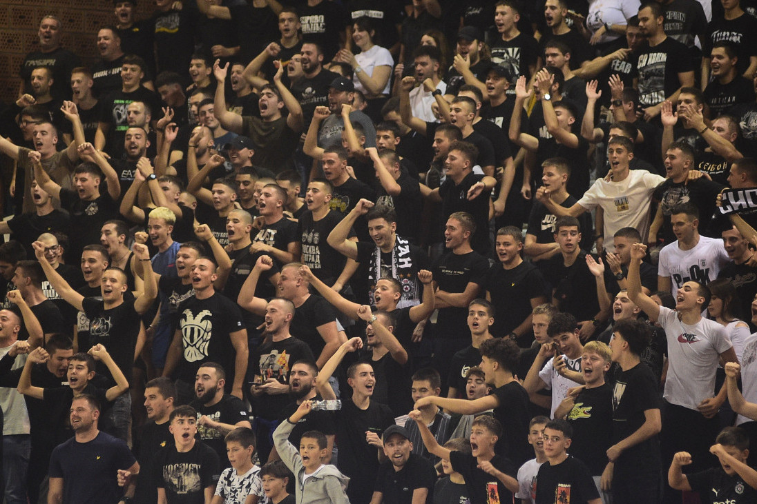 Grobari su počeli, ubrzo im se pridružili i rukometaši! Ovako su igrači i navijači Partizana proslavili pobedu u derbiju! (VIDEO)