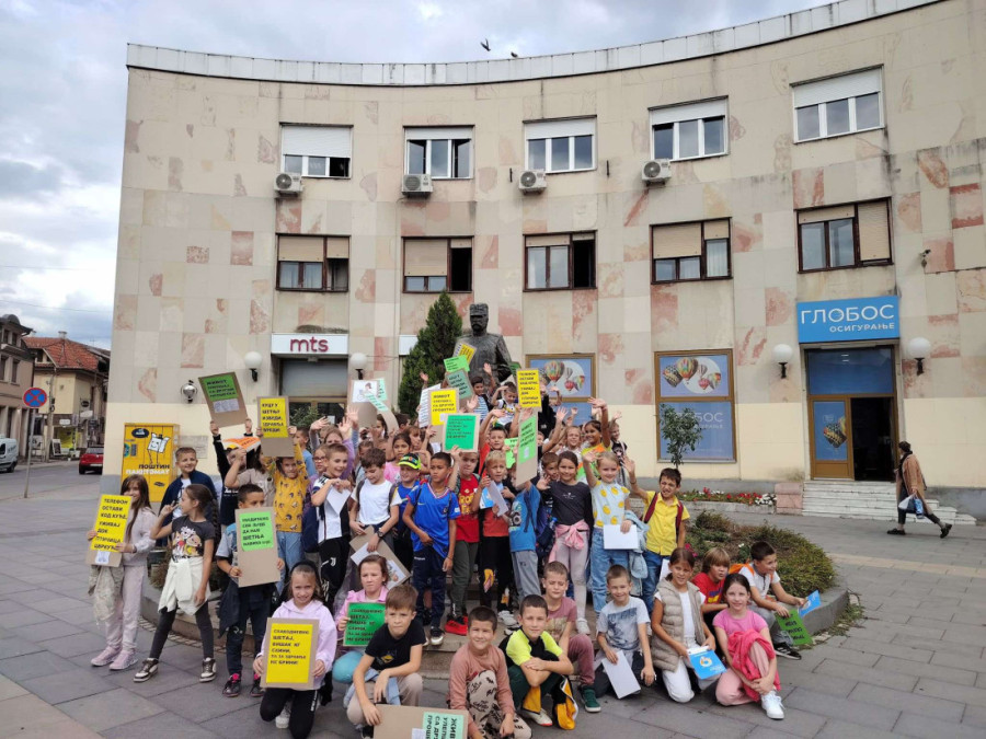 Prelepa slika poslata iz Čačka: Osnovci šetnjom kroz grad obeležili Evropsku nedelju mobilnosti (FOTO)