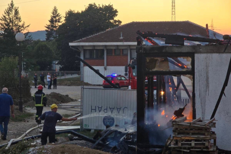 Dramatične slike požara koji je izbio u vrtiću: Vatra progutala objekat od 930 kvadrata, deca i zaposleni izašli na vreme