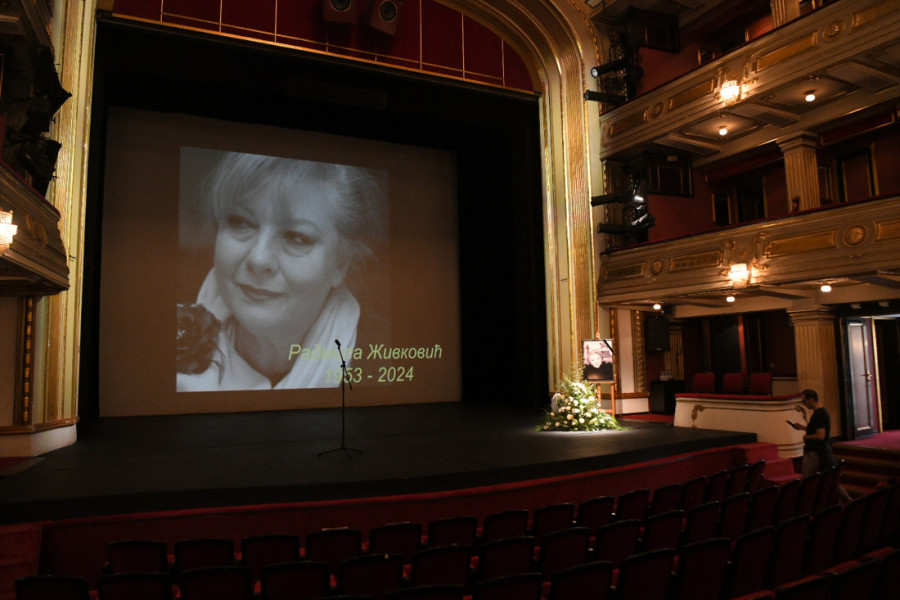 Njen sjaj će nas zauvek obasjavati: Suze na komemoraciji Radmili Živković u Narodnom pozorištu (FOTO)