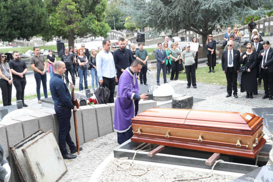 Radmila Živković počiva pored svog velikog prijatelja: Njegova iznenadna smrt je prošle godine šokirala Srbiju (FOTO/VIDEO)
