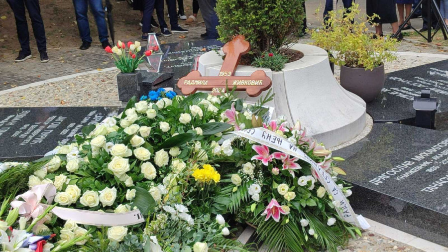 Radmila Živković počiva pored svog velikog prijatelja: Njegova iznenadna smrt je prošle godine šokirala Srbiju (FOTO/VIDEO)