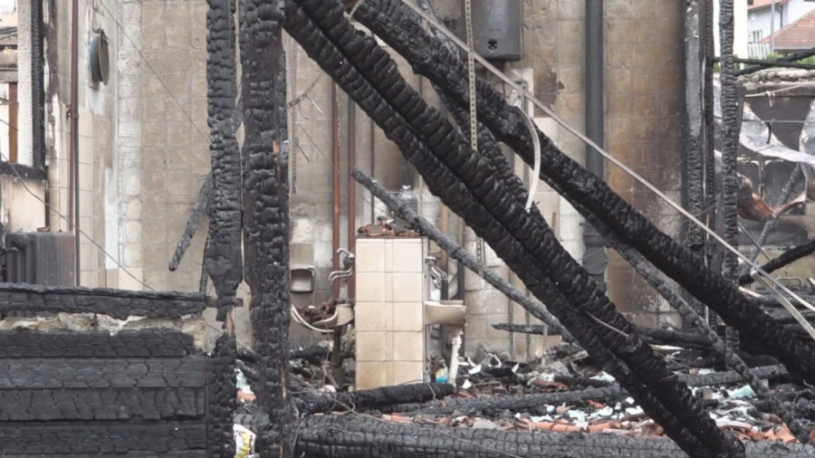 Matija (4) sa tatom došao ispred vrtića od kog je ostalo samo zgarište: Izgoreli su nam tobogan i patofnice (FOTO)