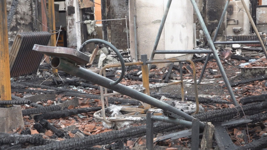 Matija (4) sa tatom došao ispred vrtića od kog je ostalo samo zgarište: Izgoreli su nam tobogan i patofnice (FOTO)