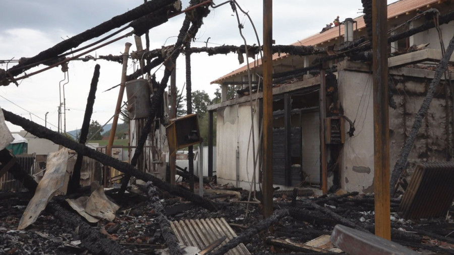 Matija (4) sa tatom došao ispred vrtića od kog je ostalo samo zgarište: Izgoreli su nam tobogan i patofnice (FOTO)
