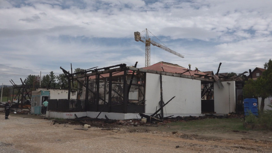 Matija (4) sa tatom došao ispred vrtića od kog je ostalo samo zgarište: Izgoreli su nam tobogan i patofnice (FOTO)