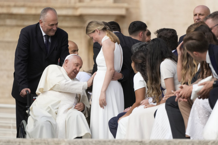 Papa ogorčen -  parovi u Italiji pre imaju ljubimce nego decu (FOTO)