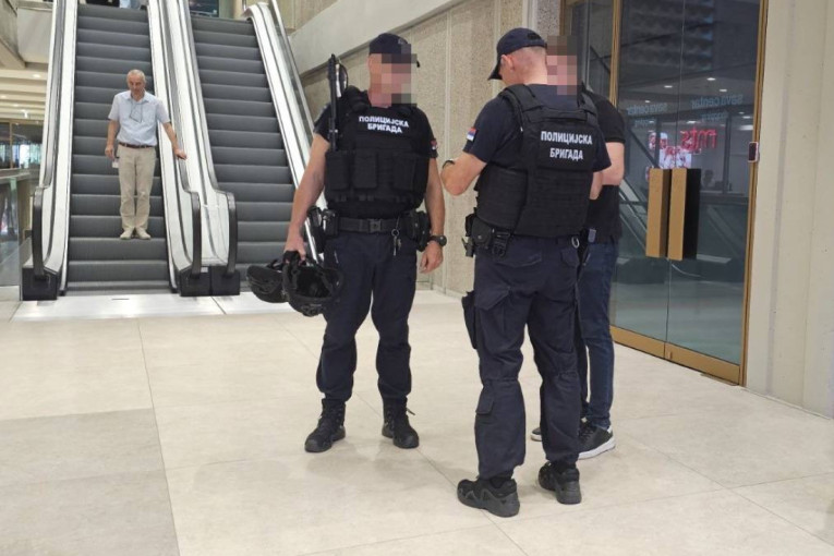 Dojava o bombi na Karaburmi! Hitno evakuisan tržni centar!