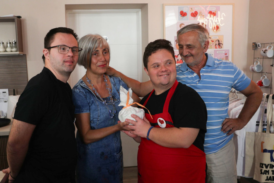 Posetili smo kafić u kom srce jače kuca, a osmeh se ne skida sa lica: Ovo vraća veru u ljude  (FOTO/VIDEO)