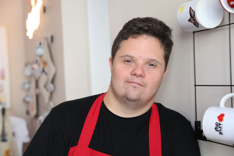 Posetili smo kafić u kom srce jače kuca, a osmeh se ne skida sa lica: Ovo vraća veru u ljude  (FOTO/VIDEO)