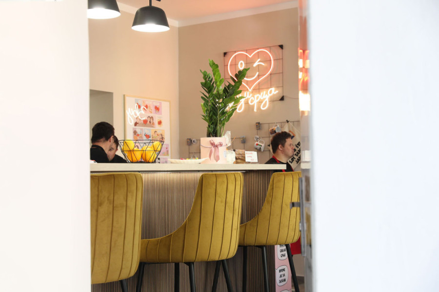 Posetili smo kafić u kom srce jače kuca, a osmeh se ne skida sa lica: Ovo vraća veru u ljude  (FOTO/VIDEO)