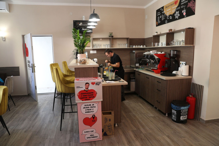 Posetili smo kafić u kom srce jače kuca, a osmeh se ne skida sa lica: Ovo vraća veru u ljude  (FOTO/VIDEO)