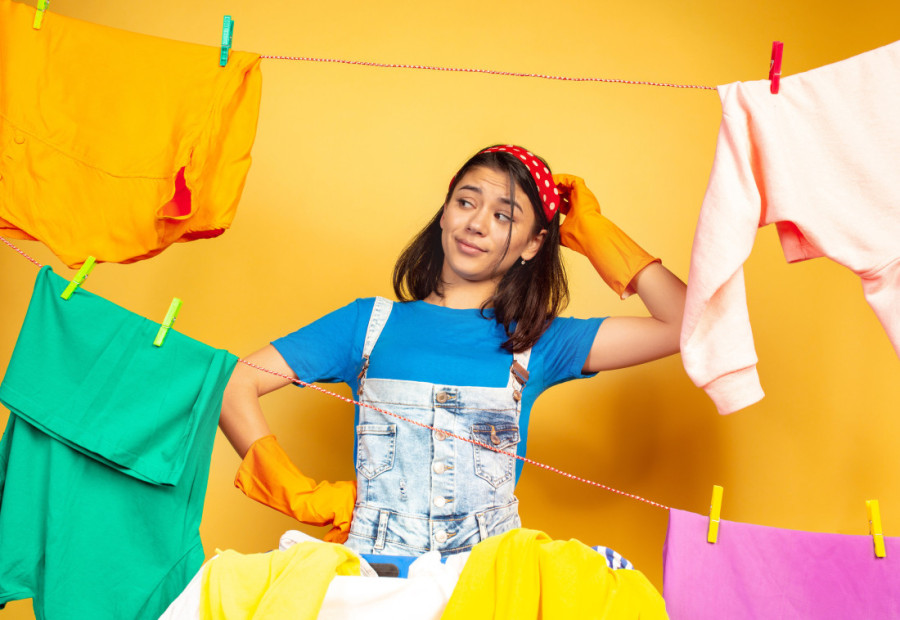 Zamolila muža da okači veš, pa pokazala rezultat: Internet se smeje i ljuti u isto vreme - hit je! (FOTO)