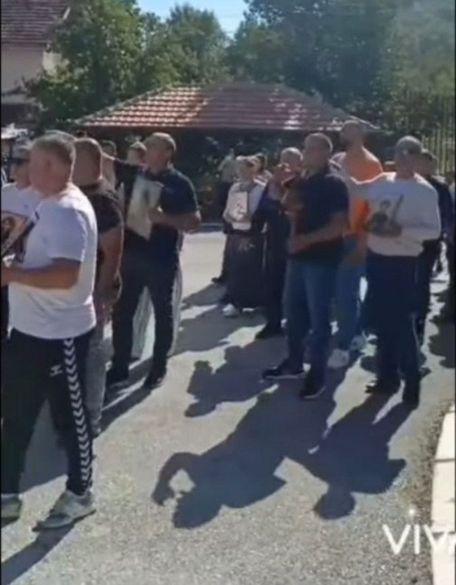 Protest građana u Zubinom Potoku zbog skrnavljenja pravoslavnih svetinja (FOTO)