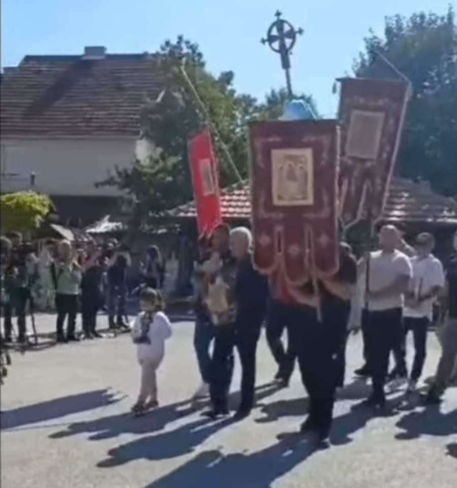 Protest građana u Zubinom Potoku zbog skrnavljenja pravoslavnih svetinja (FOTO)