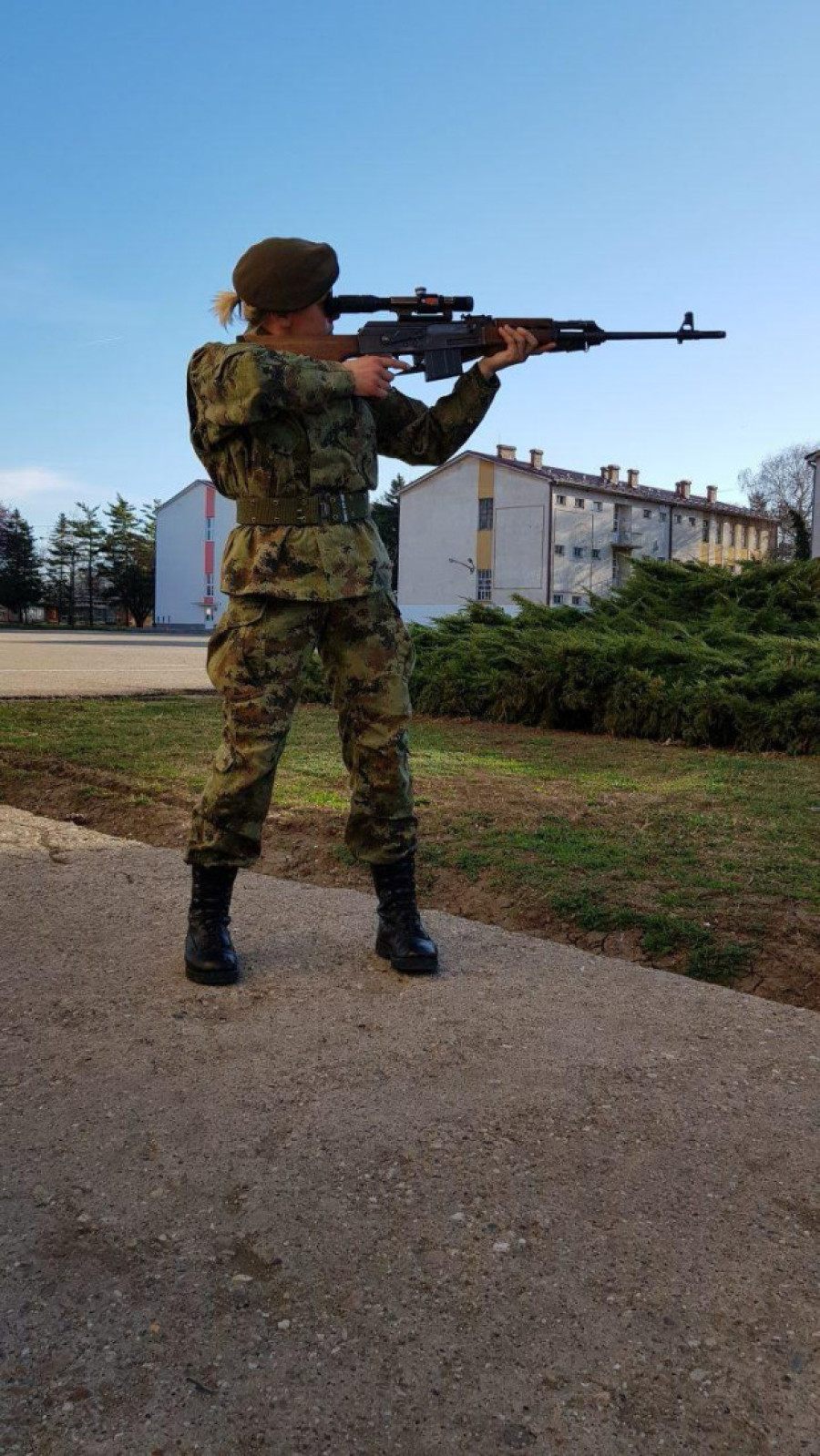 Jadranka, majka tri sina, odužila je dug državi, i to kao mitraljezac: Više muškaraca u frizerskim salonima nego u ešalonima (FOTO)