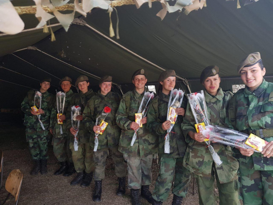 Jadranka, majka tri sina, odužila je dug državi, i to kao mitraljezac: Više muškaraca u frizerskim salonima nego u ešalonima (FOTO)