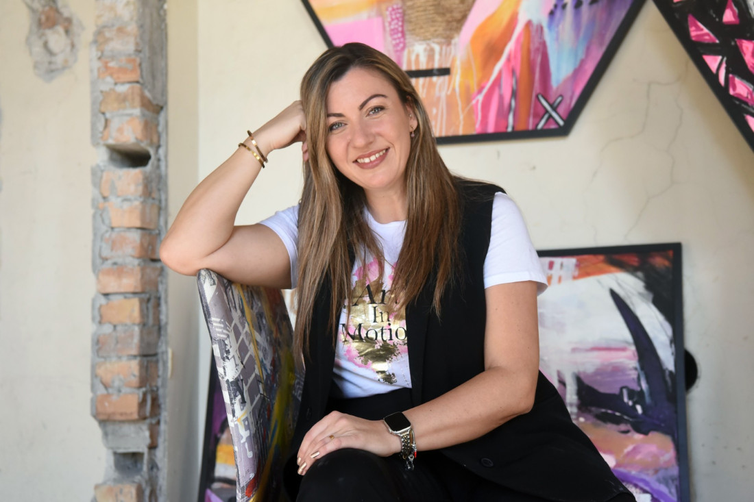 Eksplozija boja i oblika u svetu apstrakcije: Četvrta samostalna izložba Aleksandre Kostić