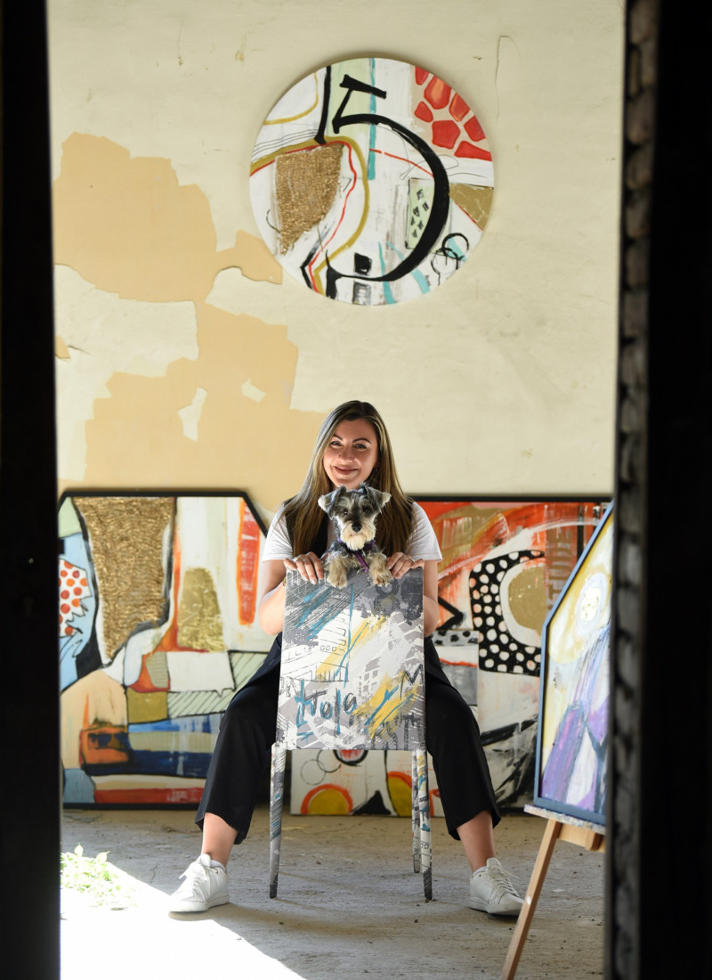 Eksplozija boja i oblika u svetu apstrakcije: Četvrta samostalna izložba Aleksandre Kostić