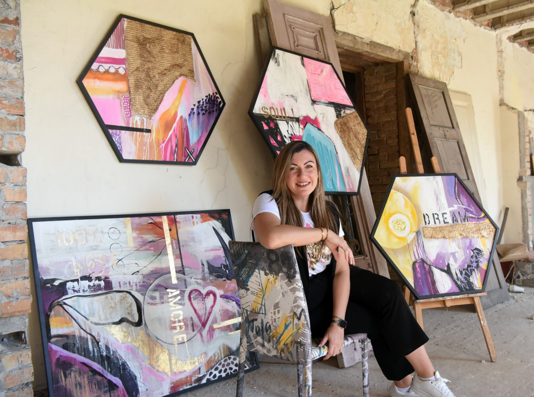 Eksplozija boja i oblika u svetu apstrakcije: Četvrta samostalna izložba Aleksandre Kostić