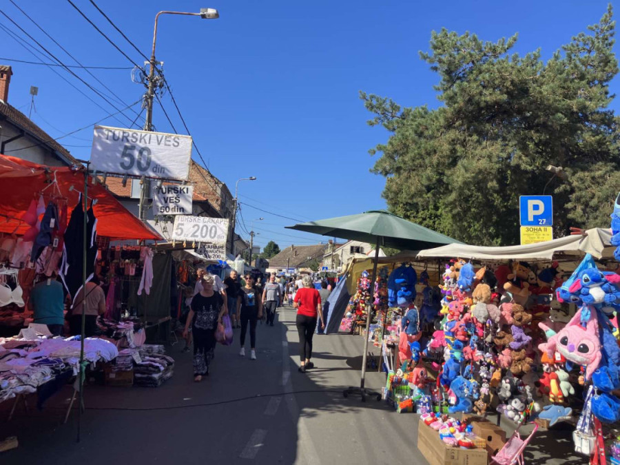 24sedam na Krstovdanskom vašaru: Sa svih strana čulo se - akcija, još malo pa nestalo! Žene pohrlile na štand "Ako vam fali daska..." (FOTO)