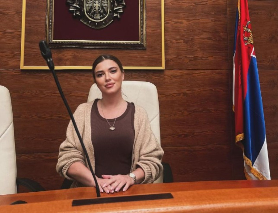 Kija pokazala šta je dobila od dečka kog krije kao zmija noge: Sijam, pa mi je kupio još! (FOTO)