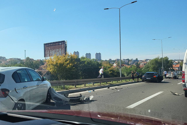 Žestok sudar tri vozila kod Dušanovačke petlje: Stvara se ogromna kolona (FOTO)