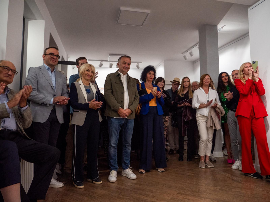 "Da se nije rodio kao slikar, svirao bi u grupi Krim": Nele Karajlić otvorio izložbu “Sećanje - zapisi iz prirode" Ratka  Lalića (FOTO)