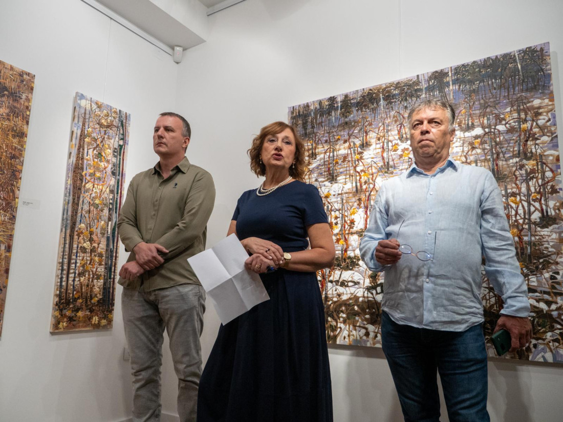 "Da se nije rodio kao slikar, svirao bi u grupi Krim": Nele Karajlić otvorio izložbu “Sećanje - zapisi iz prirode" Ratka  Lalića (FOTO)