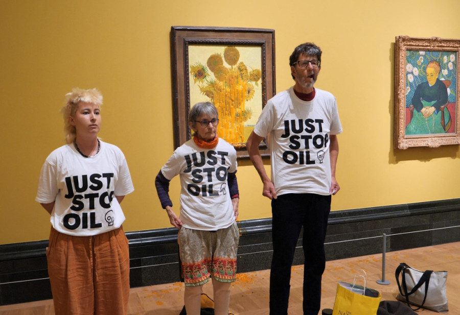 Novi napad supom na Van Gogove "Suncokrete": Osveta zbog hapšenja aktivistkinja koje su isto uradile pre dve godine (FOTO)