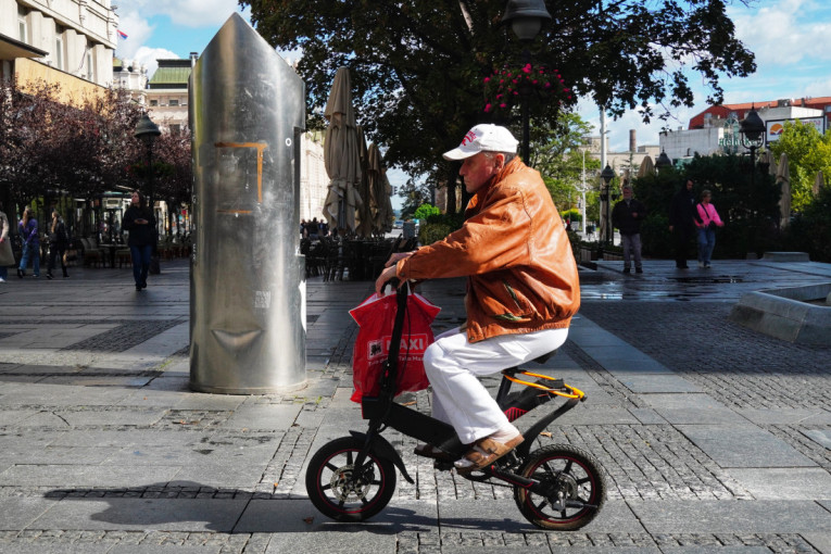 Prvi oktobar osvanuo je hladan, ali sunce se promalja