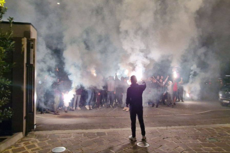 Nama ništa nije teško jer te volimo... Crveno-bela okupacija ulica Lila (VIDEO)