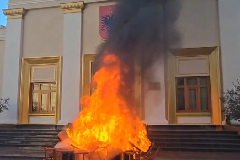 Ludilo u Tirani: Opozicionari zapalili stolice ispred parlamenta, pogledajte (VIDEO)