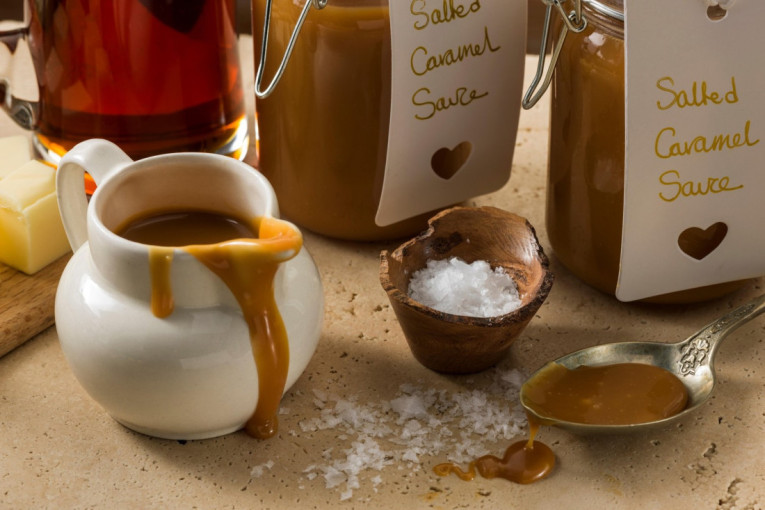Kafoljupci će biti oduševljeni: Ajs-kafa sa slanim karamel-sosom, savršen spoj gorkog, slatkog i slanog (VIDEO)