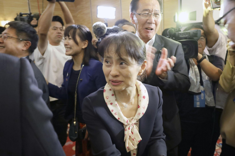 Uživa veću popularnost od supruga, a i suze je lila zbog njega: Ko je Jošiko Išiba, japanska nova prva dama?