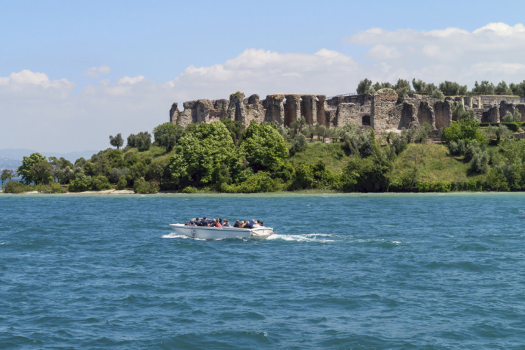 Grad na vodi koji morate posetiti: Srednjovekovne ulice, termalni izvori i pogled na jezero Garda (FOTO)