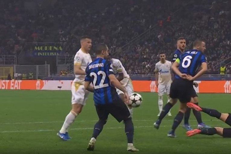 Zvezda oštećena u Milanu? Vezista Intera igrao rukom, sudija Cvajer "ostao nem" (VIDEO)