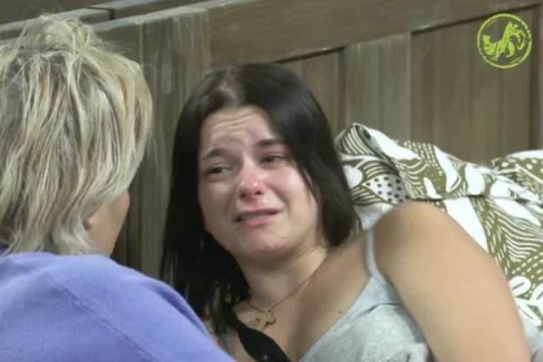 "Došla je kod mene poluživa!" Jeziva ispovest pevačice koja je usvojila zlostavljanu učesnicu "Farme 8"
