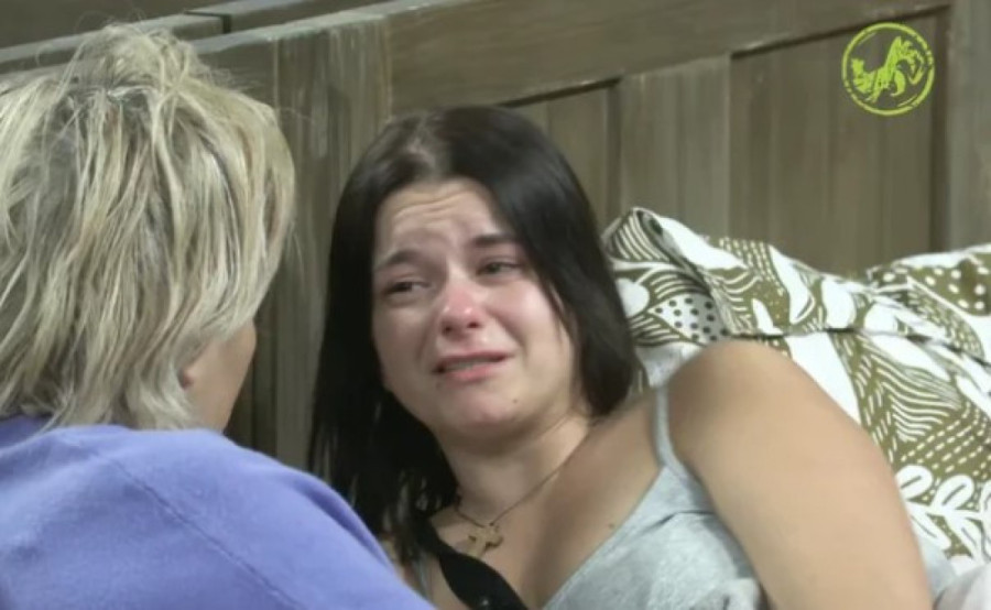 Učesnica "Farme" podelila jezivu ispovest, pričala da ju je baba jurila nožem, a sad se i ona oglasila: Sve laže!