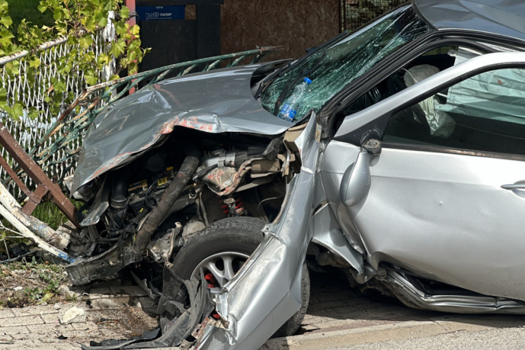 Teška nezgoda na bulevaru! Sleteo s puta, udario u banderu, pa se zakucao u ogradu - prednji deo vozila smrskan (FOTO)