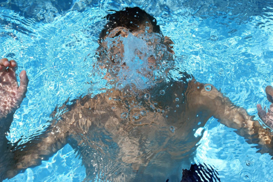 Zaigrali se sa snagom Jadrana! Zamalo da ih more odvuče u smrt - sam Bog ih je spasio! (VIDEO)