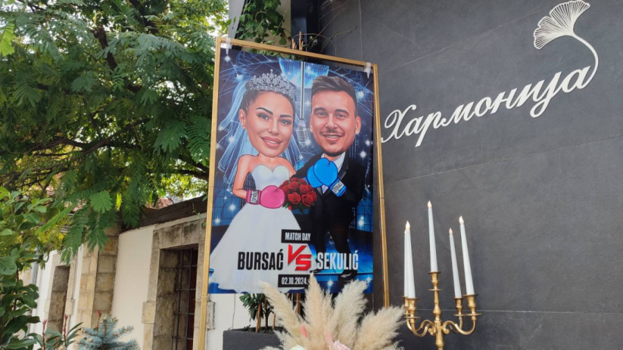 Aleksandra Bursać i njen verenik ovako dočekuju goste na svom venčanju: Plakat zbog kog će vam suze krenuti od smeha (FOTO)