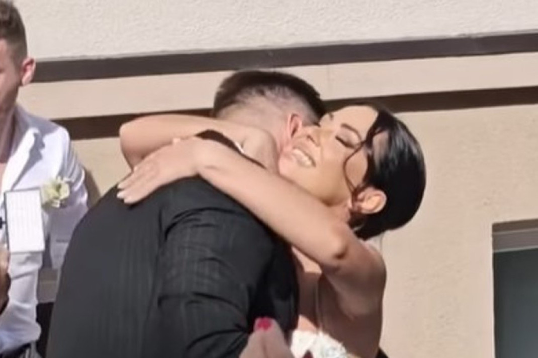 Prve fotografije Aleksandre Bursać u venčanici: Čim je videla verenika, pala mu u zagrljaj (FOTO)