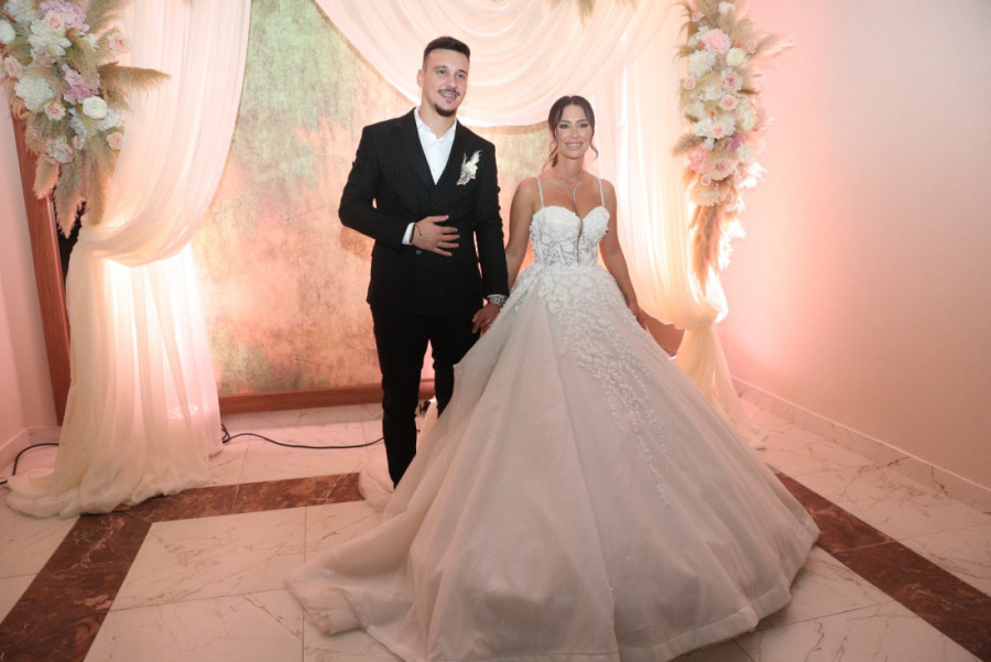 Prepoznajete li pevačicu s fotografije? Više nije plava, a na svadbi je okupila najveće zvezde Granda! (FOTO)