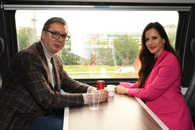 Predsednik Vučić sa suprugom ide u Suboticu: Objavio fotografije iz voza (FOTO)