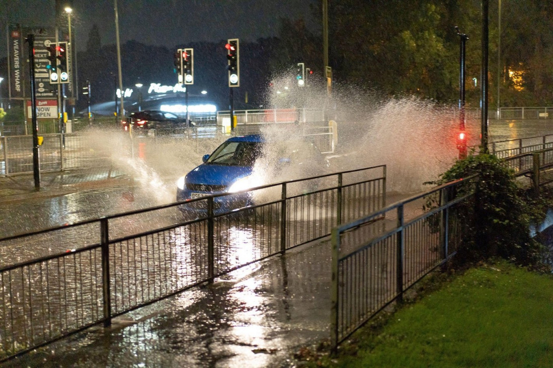 Vremenski haos! Danas pljuskovi sa grmljavinom, vraća se i sneg! RHMZ upalio alarme