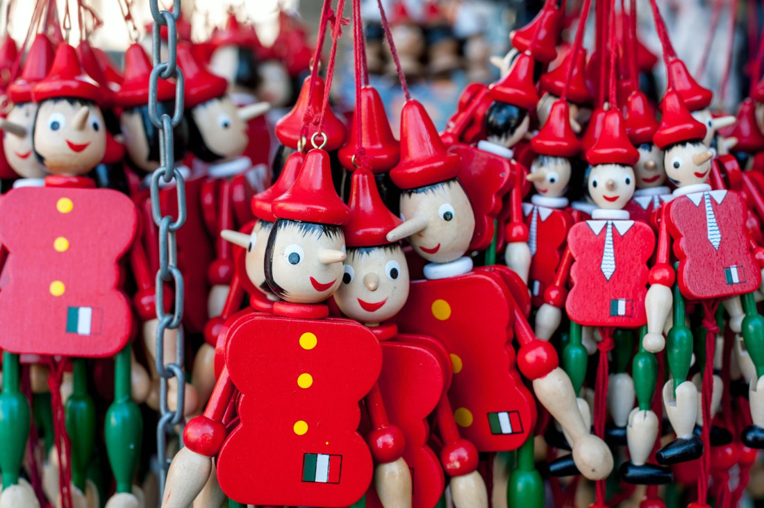 Ko bi mogao bolje da nacrta jednu od najpoznatijih lutaka na svetu od Italijana? Izložba o Pinokiju u Beogradu